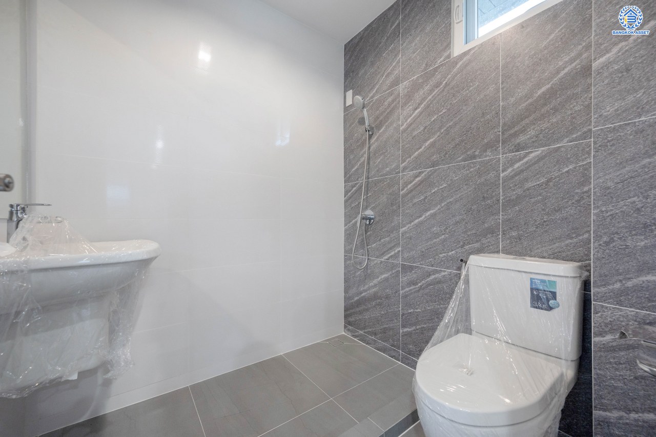 บ้านมือสองตกแต่งใหม่ โครงการ กฤษดานคร20 ปิ่นเกล้า-บรมราชชนนี เนื้อที่ 118 ตร.ว. พื้นที่ใช้สอย 612.6 ตร.ม. พร้อมฟังก์ชันจัดเต็ม 4 ห้องนอน 4 ห้องน้ำ 1 ห้องแม่บ้าน จอดรถได้ 3 คัน บนทำเลเชื่อมต่อเมืองอย่างรวดเร็ว ใกล้ทางคู่ขนานลอยฟ้าบรมราชชนนี ทางด่วน "กาญจนาภิเษก" ม.มหิดล เซ็นทรัลปิ่นเกล้า และตลาดสดธนบุรี